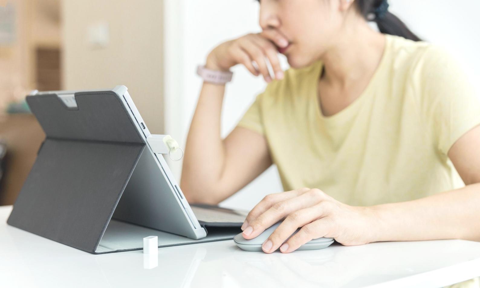 Levimaziraq-Team bei der Vorbereitung einer neuen Webinar-Session