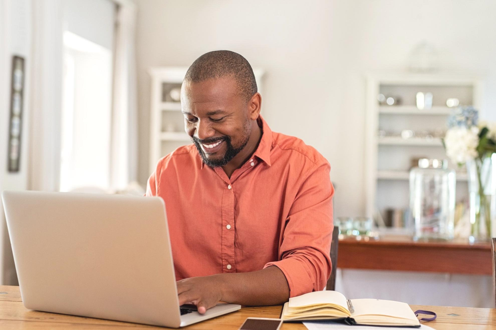 Interaktive Code-Review-Session mit Gruppe von Webentwicklern
